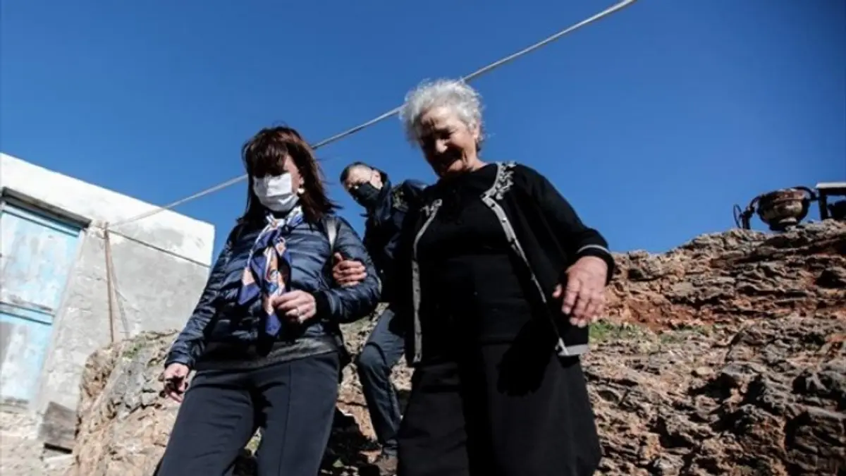 ΠτΔ από Κίναρο: H κυρά Ρήνη είναι μοναχική και γενναία- Συμβολίζει τα φετινά Χριστούγεννα με έναν τρόπο