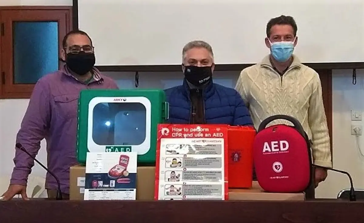 Λέρος: Παράδοση Απινιδωτή από τον Εμπορικό Σύλλογο στην ομάδα Έρευνας & Διάσωσης