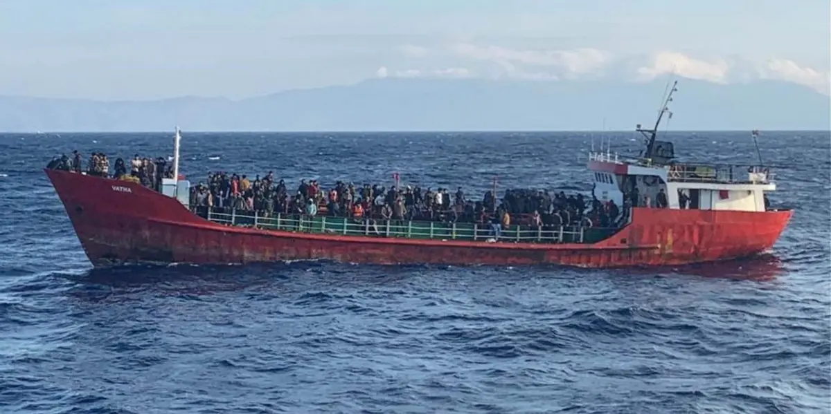 Ολοκληρώθηκε η διάσωση 382 αλλοδαπών – Στη Λέρο το φορτηγό πλοίο που τους μετέφερε