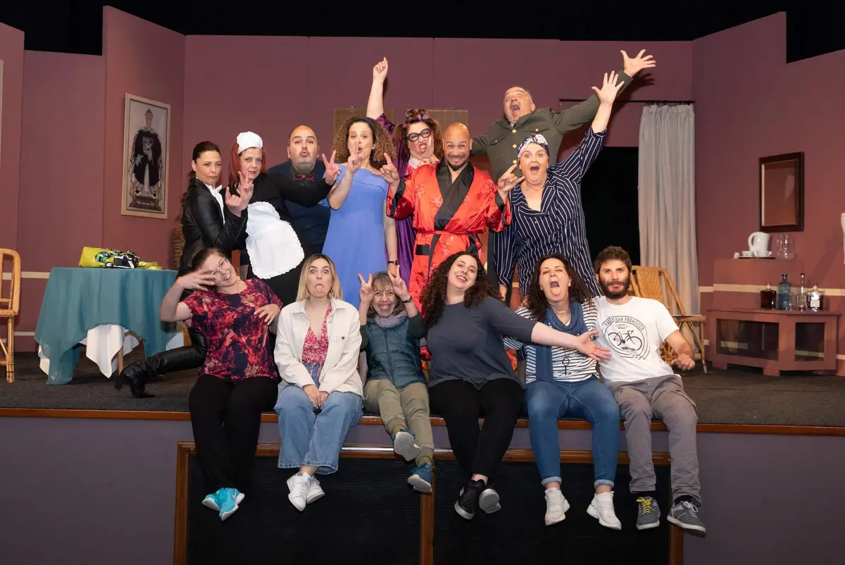 Η Θεατρική Ομάδα Λέρου παρουσιάζει την κωμωδία του Ρομπέρ Τομά «Το δωμάτιο με τους Μανδαρίνους» 10 και 11 Αυγούστου 2022 και ώρα 21:15 στον αίθριο χώρο του Δημοτικού σχολείου Αγ. Μαρίνας