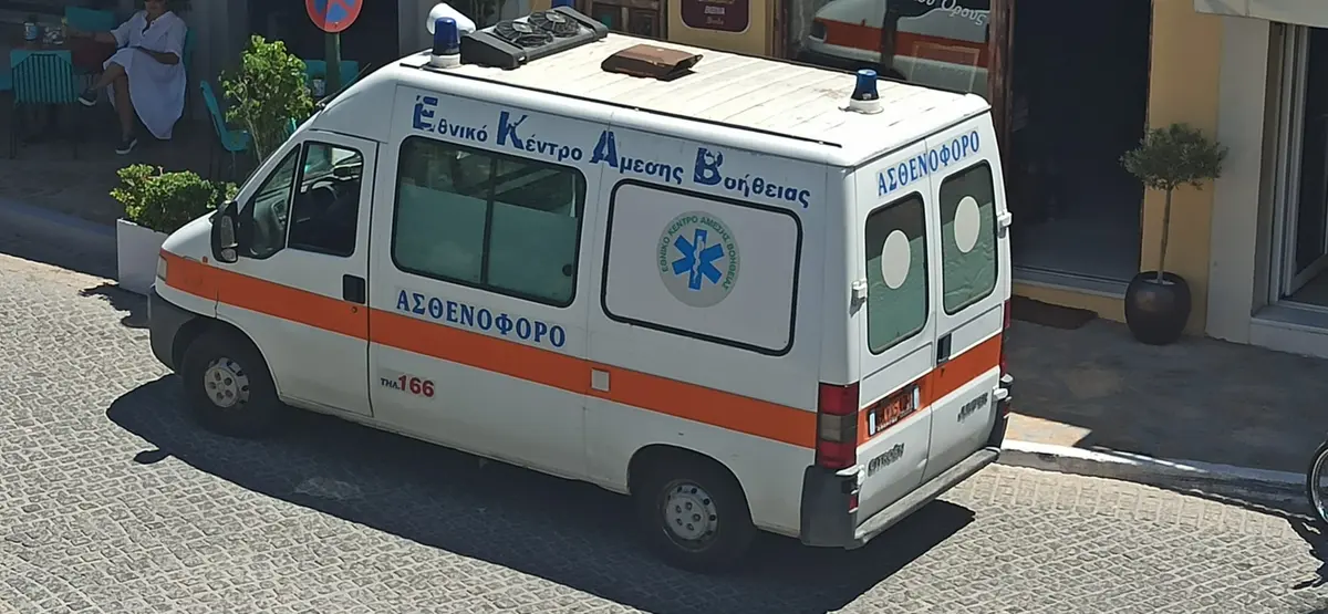 Αποβίβαση ασθενούς από Ι/Φ σκάφος στη Λέρο