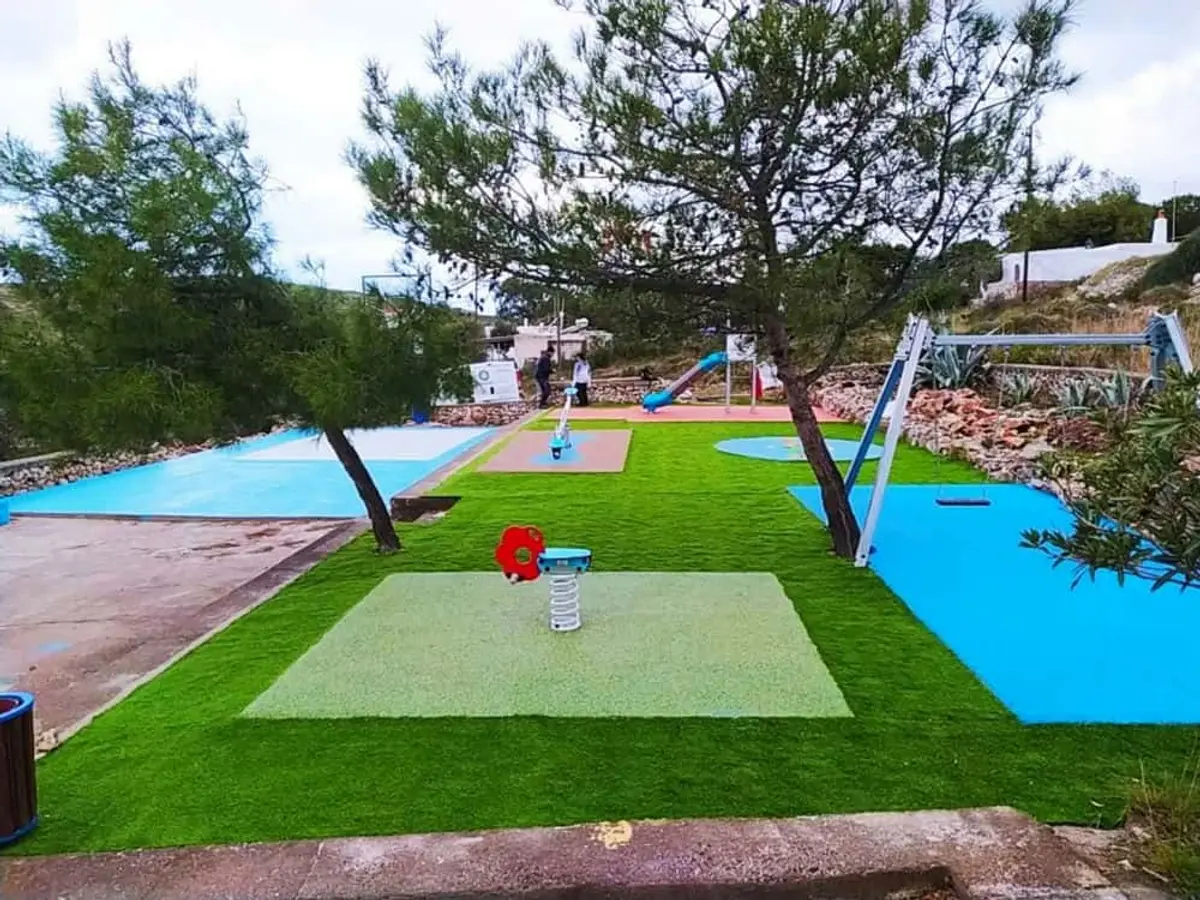 Οι Αρκιοί έχουν πλέον παιδική χαρά για τον μοναδικό μαθητή του νησιού.