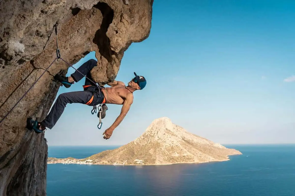 Ο Jo Nesbø σκαρφαλώνει στα μεγαλειώδη βράχια της Καλύμνου.