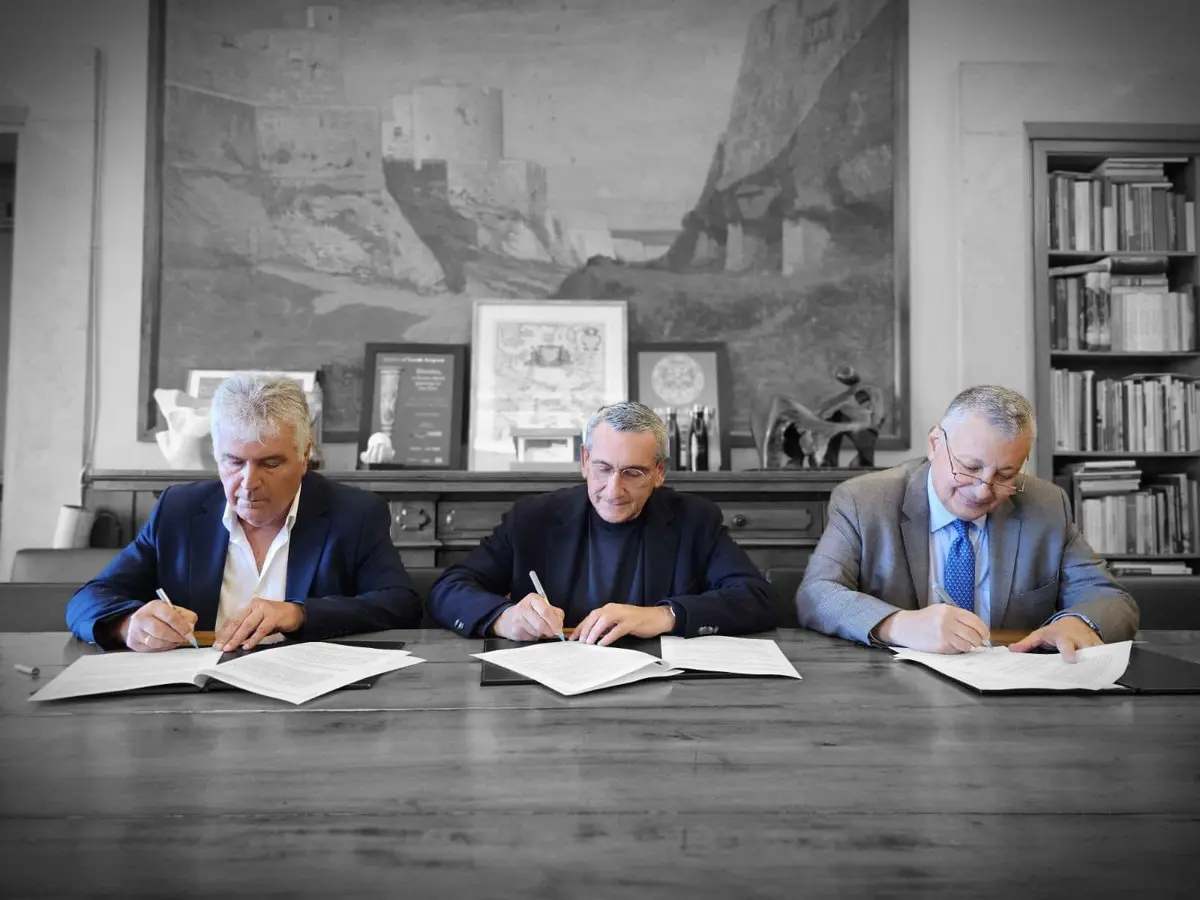 Δήμαρχος Λέρου: Υπεγράφη η σύμβαση για την αναδόμηση των δύο μηχανών αφαλάτωσης – Ξεκινάνε άμεσα οι εργασίες