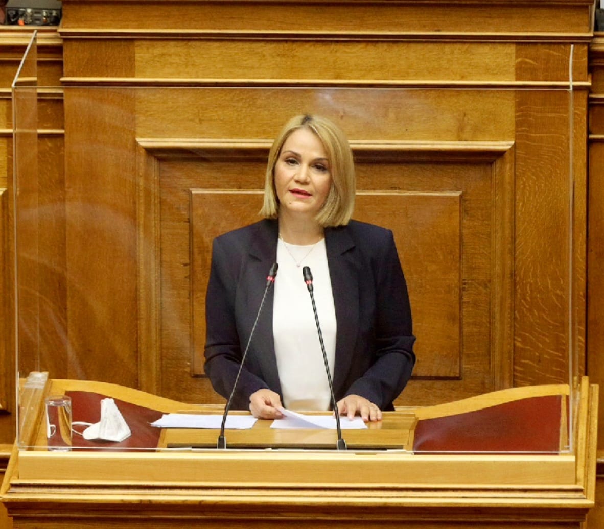 Προτάσεις για σχολικούς νοσηλευτές και ειδικά κίνητρα για τους εκπαιδευτικούς που υπηρετούν στα νησιά, κατέθεσε με ομιλία της στη Βουλή η Μίκα Ιατρίδη