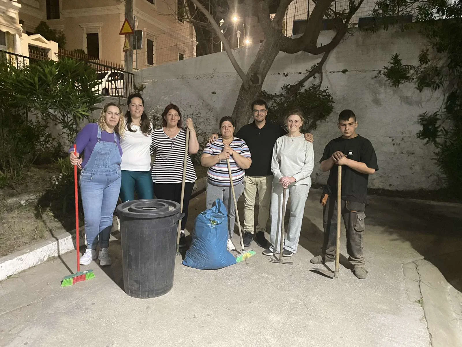 Μαθητές του Εσπερινού Γυμνασίου με Λυκειακές Τάξεις Λέρου αναλαμβάνουν δράση για την περιποίηση του σχολικού προαύλιου