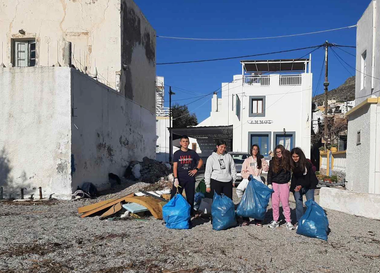 Λέρος: Οι μαθητές της Γ΄ τάξης του Μπελλενείου Γυμνασίου καθάρισαν την παραλία Παντελίου