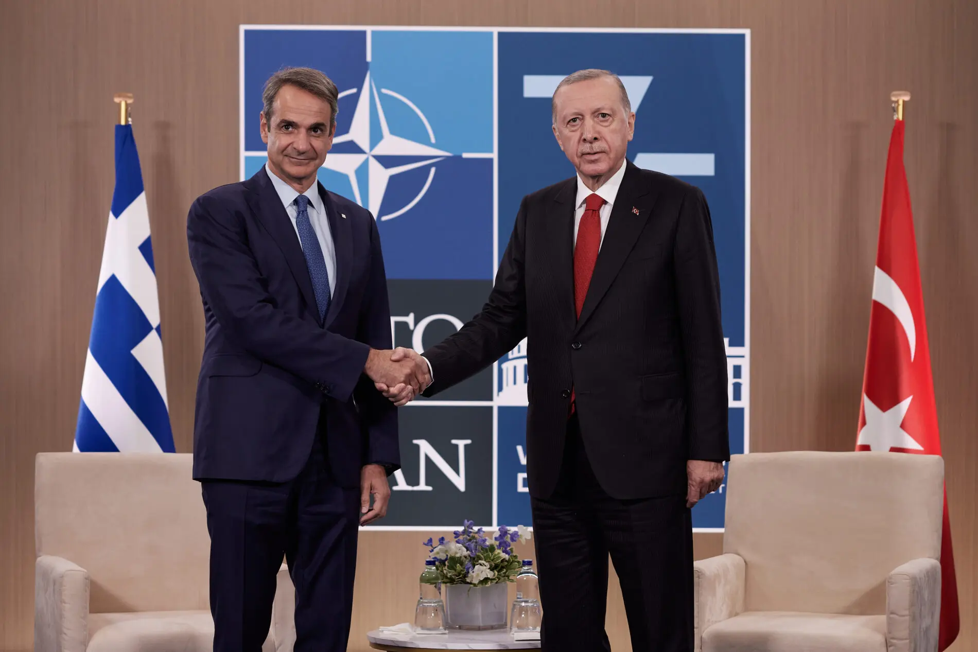 Συνάντηση Μητσοτάκη - Ερντογάν: Οι κόκκινες γραμμές της Αθήνας και η βούληση να μην εμπλακούν τρίτοι