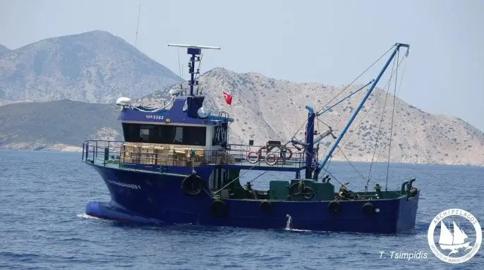 22/07/2026 - 14.25: Τουρκική μηχανότρατα αλιεύει παράνομα εντός των ελληνικών χωρικών υδάτων και της προστατευόμενης θαλάσσιας περιοχής των Φούρνων, όπου η αλιεία με μηχανότρατες απαγορεύεται. Η δραστηριότητα αυτή απειλεί με μη αναστρέψιμη καταστροφή τα μοναδικά κοραλλιγενή οικοσυστήματα της περιοχής, ηλικίας χιλιάδων ετών.