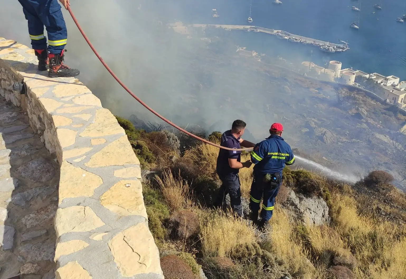 Λέρος: Υπό έλεγχο τέθηκε η πυρκαγιά στους Ανεμόμυλους