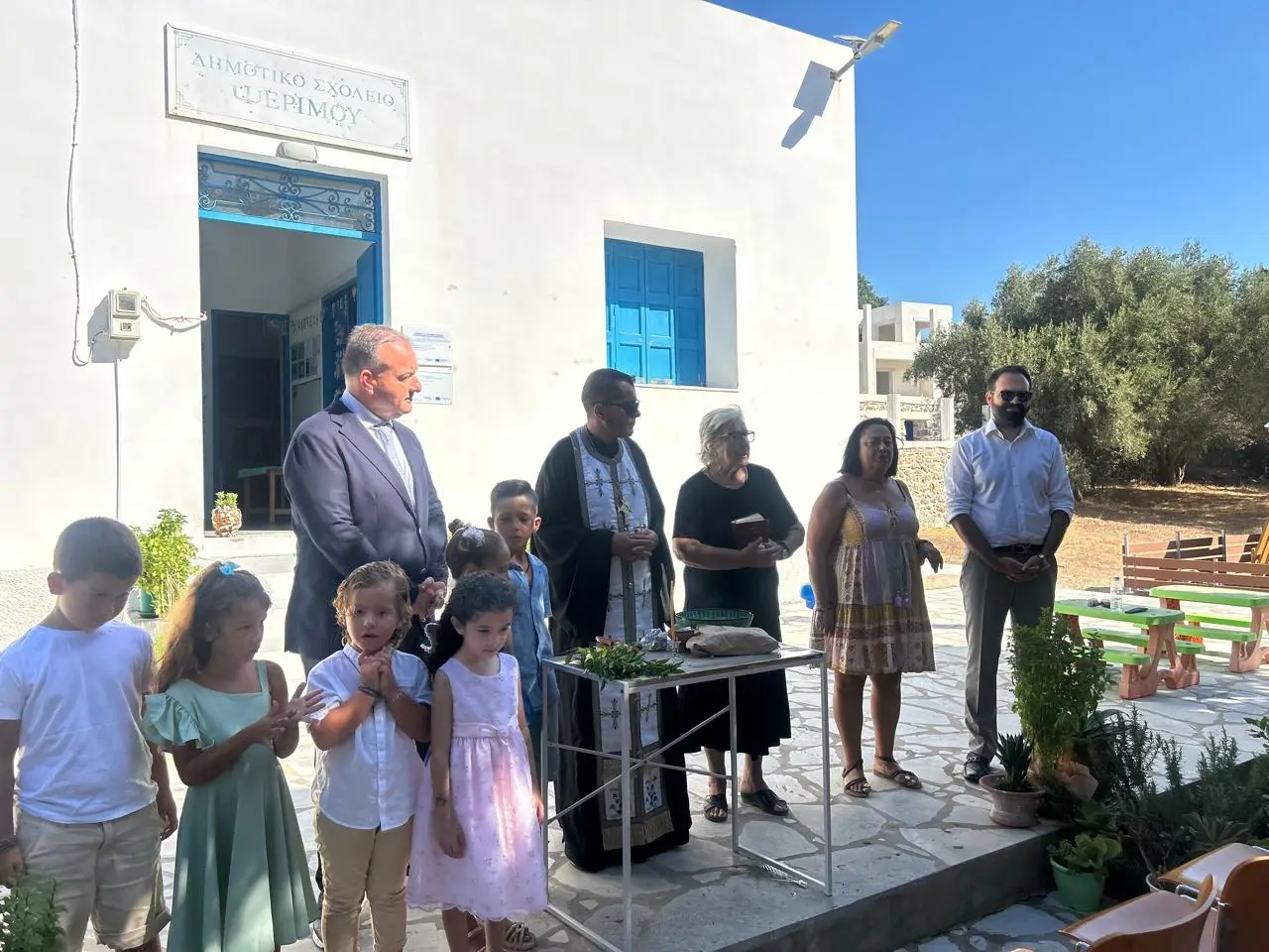 Μια ξεχωριστή ημέρα για την Ψέριμο: Έξι παιδιά στο σχολείο, ελπίδα για το μέλλον του νησιού - Στον Αγιασμό ο Γιάννης Παππάς