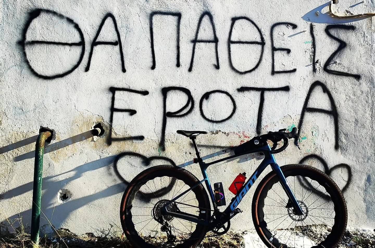 Πάτμος: Έβαψαν τον τοίχο πέντε φορές, αλλά ο έρωτας ξαναγράφει – Η απίθανη απάντηση του δημάρχου