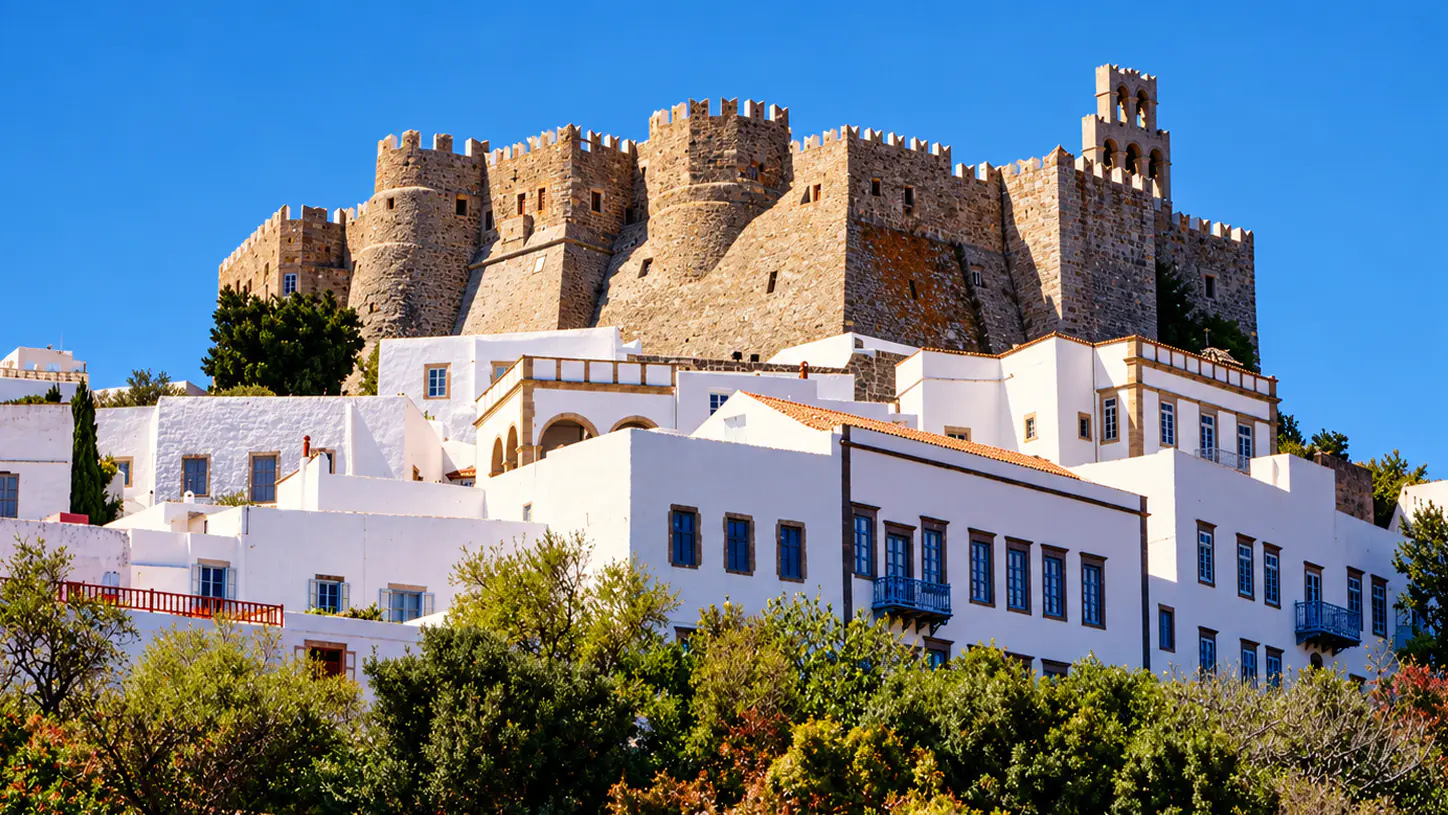 Η Πάτμος μαγεύει τον γαλλικό Τύπο: Από τη Χώρα και την Αποκάλυψη μέχρι τη γαστρονομία και την αυθεντική φιλοξενία