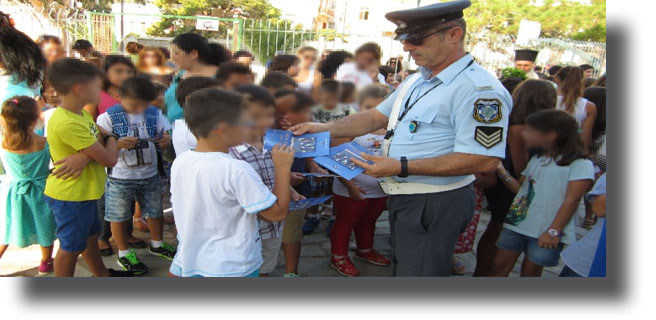 Ενημερωτικά φυλλάδια διένειμαν τροχονόμοι σε γονείς και μαθητές δημοτικών σχολείων στo Νότιο Αιγαίο