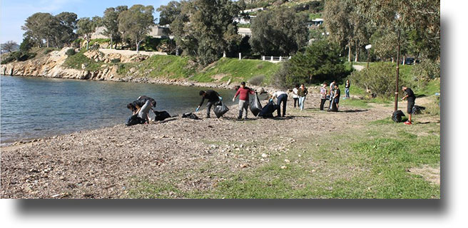 Πρόσφυγες καθαρίζουν τις παραλίες της Λέρου