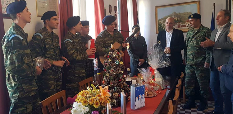 Λέρος: Τα Χριστουγεννιάτικα κάλαντα στο Δημαρχείο από τη Δημοτική Φιλαρμονική και στρατεύσιμους του 899 ΤΕ