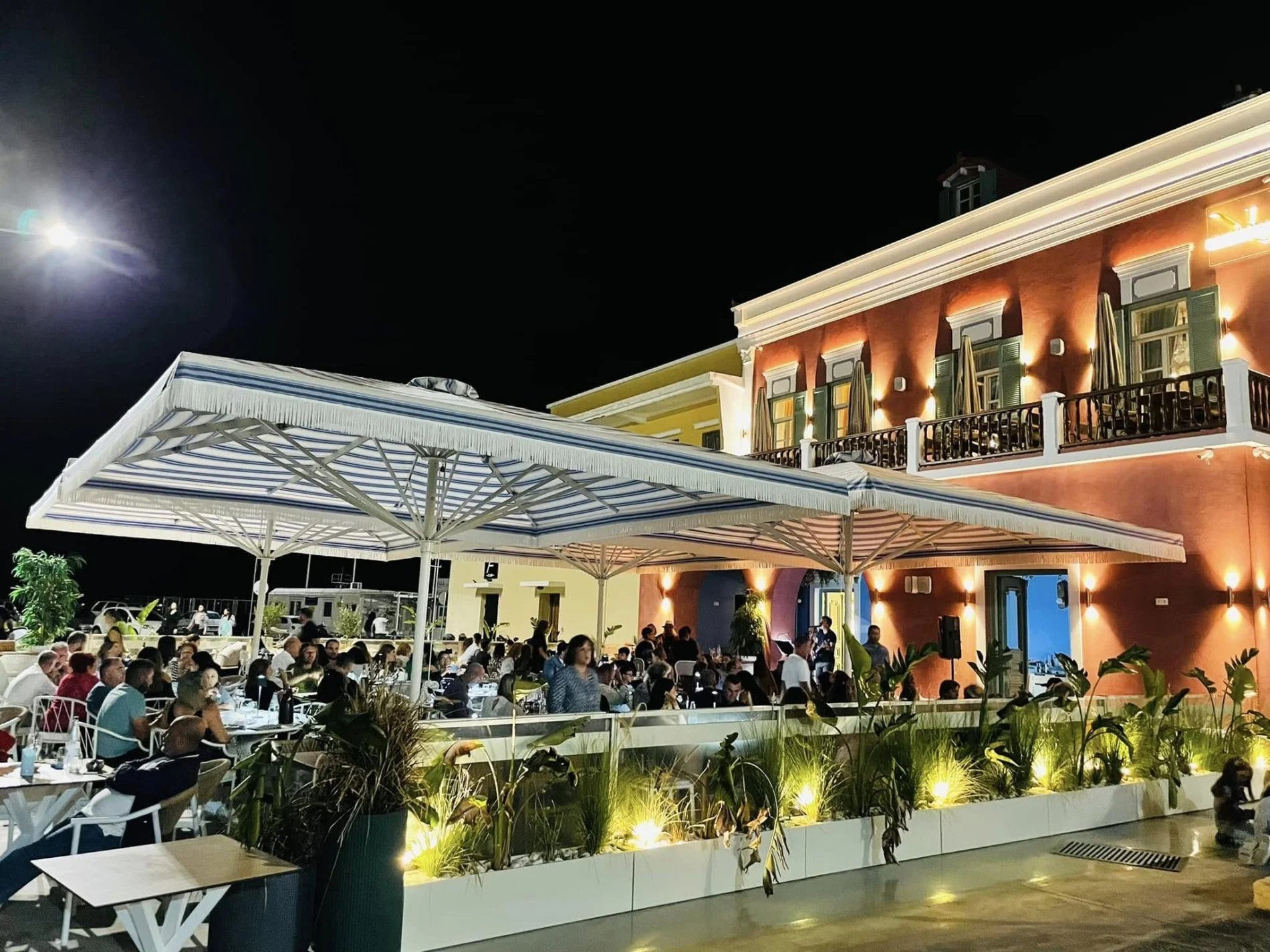 Λέρος: Πασχαλινό Ραντεβού Γεύσεων στο NAVARONE Estate – Με τον Γιάννη Μπαξεβάνη στην Κουζίνα!