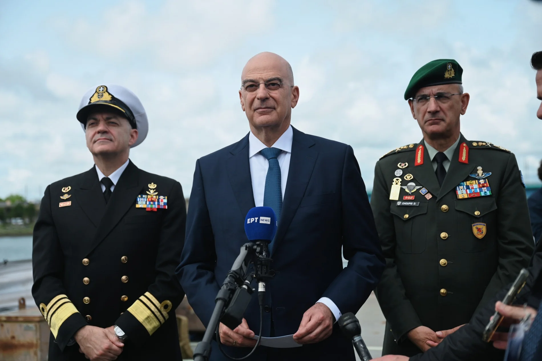 Ανακοινώσεις Δένδια: Θητεία μόνο στον Στρατό Ξηράς, αυξάνεται ο μισθός των στρατευμένων από €8 ευρώ σε €50- €100