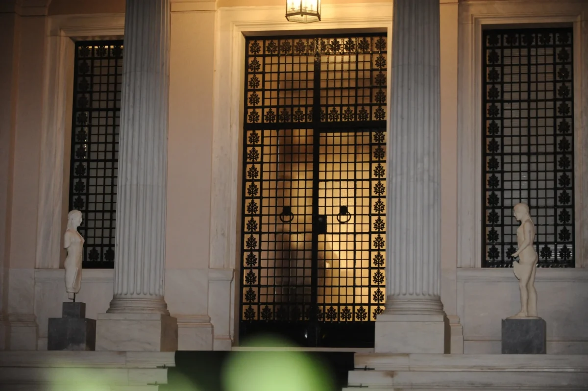 Σαν σήμερα πριν 10 χρόνια ο Τσίπρας ανακοίνωσε το δημοψήφισμα – Ο πανικός στους πολίτες, τα capital controls και το «όχι» που έγινε «ναι»