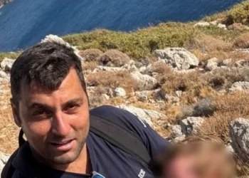 Λέρος: Αστυνομικοί διέσωσαν βρέφος κατά τη διάρκεια επιχείρησης απεγκλωβισμού μεταναστών