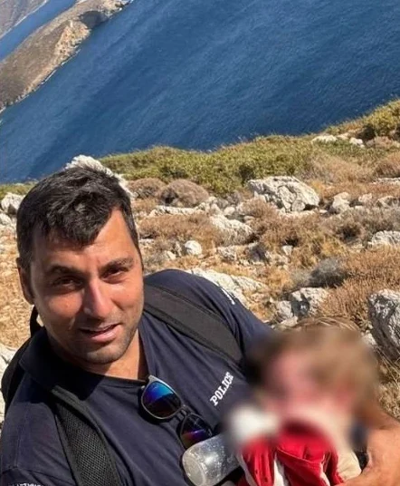 Λέρος: Αστυνομικοί διέσωσαν βρέφος κατά τη διάρκεια επιχείρησης απεγκλωβισμού μεταναστών