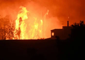 Σε πύρινο κλοιό η χώρα: Εκκενώνεται η Κάτω Αχαΐα, καίγονται σπίτια και αυτοκίνητα, νέο μέτωπο στα Συχαινά – Ολονύχτια μάχη σε Ζάκυνθο, Χίο, Πρέβεζα και Αιτωλοακαρνανία