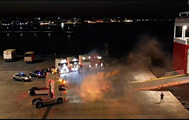 Κως: Συγκινητικός αποχαιρετισμός Λιμενικού που φεύγει με μετάθεση – Σείστηκε το λιμάνι!