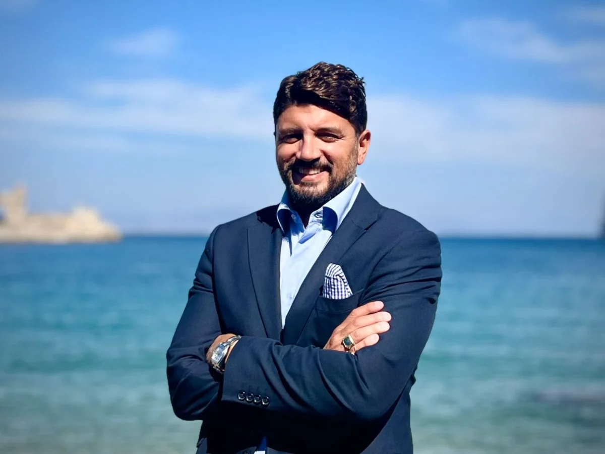 Παναγιώτης Κουνάκης: «Πώς πεθαίνουν οι Δημοκρατίες… σιωπηλά»