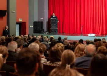 Στο κατάμεστο Δημοτικό Θέατρο Ρόδου πραγματοποιήθηκε η εκδήλωση αφιερωμένη στον Αριστοτέλη Παυλίδη