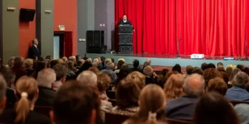 Στο κατάμεστο Δημοτικό Θέατρο Ρόδου πραγματοποιήθηκε η εκδήλωση αφιερωμένη στον Αριστοτέλη Παυλίδη