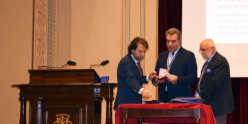 Τιμητική διάκριση στον Μάνο Κόνσολα από τον Φιλολογικό Σύλλογο ‘’Παρνασσός’’, τον πιο ιστορικό σύλλογο της χώρας