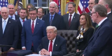 Λήξη του μεγαλύτερου shutdown στην ιστορία των ΗΠΑ – Ο Τραμπ υπέγραψε τη συμφωνία