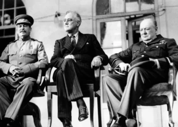 Σαν σήμερα 28 Νοεμβρίου: Οι «Τρεις Μεγάλοι» ορίζουν το τέλος των ναζί – Το «μαύρο αστείο» του Στάλιν που έκανε έξαλλο τον Τσώρτσιλ