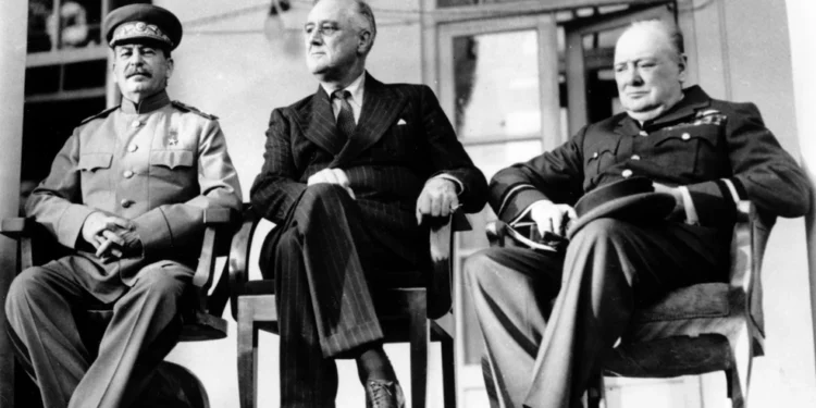 Σαν σήμερα 28 Νοεμβρίου: Οι «Τρεις Μεγάλοι» ορίζουν το τέλος των ναζί – Το «μαύρο αστείο» του Στάλιν που έκανε έξαλλο τον Τσώρτσιλ