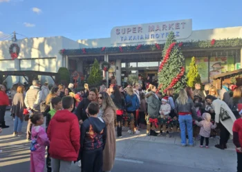 Λέρος: Γέμισε παιδικά χαμόγελα η Καμάρα με το 8ο Santa Run 2025