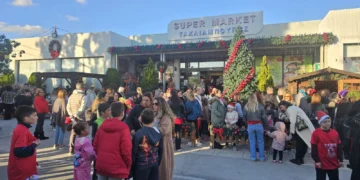 Λέρος: Γέμισε παιδικά χαμόγελα η Καμάρα με το 8ο Santa Run 2025