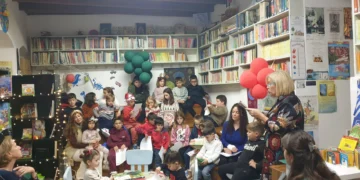 Γιορτινή ατμόσφαιρα στη Δημοτική Βιβλιοθήκη Λέρου: Χριστουγεννιάτικα παραμύθια και παιδικές φωνές