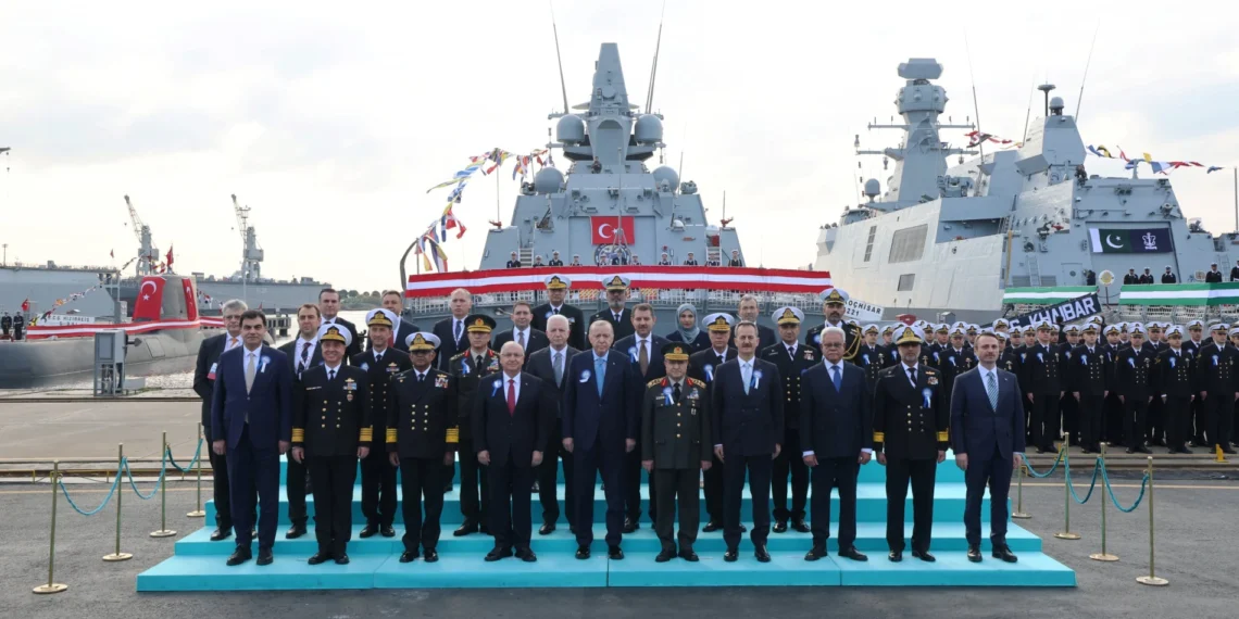Ο Ερντογάν παραλαμβάνει νέο υποβρύχιο και αποβατικό αλλά δηλώνει «δεν έχουμε καμία βλέψη στα εδάφη κανενός»