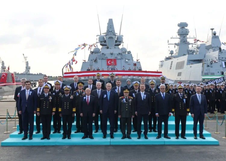 Ο Ερντογάν παραλαμβάνει νέο υποβρύχιο και αποβατικό αλλά δηλώνει «δεν έχουμε καμία βλέψη στα εδάφη κανενός»