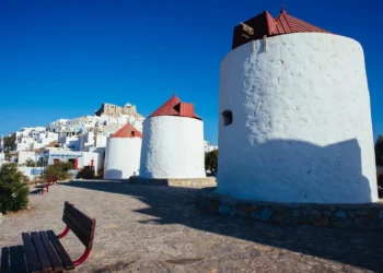 Λέρος: Με λαμπρότητα πραγματοποιήθηκε η φωταγώγηση του Χριστουγεννιάτικου δέντρου