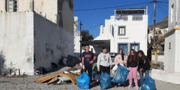 Λέρος: Οι μαθητές της Γ΄ τάξης του Μπελλενείου Γυμνασίου καθάρισαν την παραλία Παντελίου