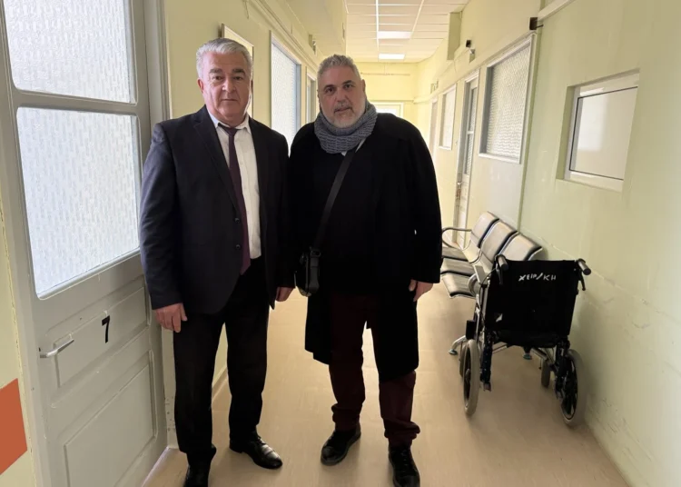 Ο Γιάννης θεμέλαρος (αριστερά) με τον διοικητή του Νοσοκομείου Λέρου Σταμάτη Καρδάση