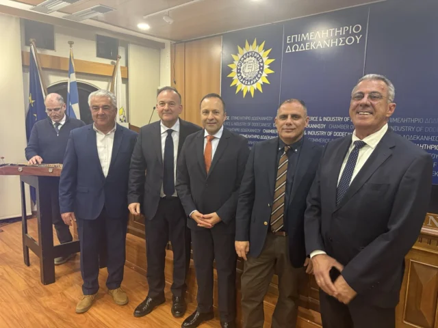 Παρόντες στην κοπή πίτας του Επιμελητηρίου Δωδεκανήσου οι Θ. Ασβεστάς και Ι. Θεμέλαρος