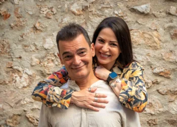 Λέρος: Θεατρική παράσταση «CHECK IN για 2» με την Ιωάννα Πηλιχού και τον Κωνσταντίνο Καζάκο