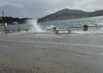 Λέρος: Μετατράπηκε σε… λίμνη ο παραλιακός δρόμος στο Λακκί λόγω κακοκαιρίας