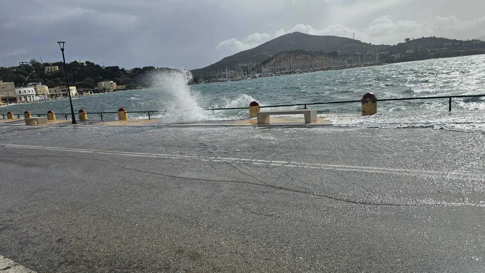 Λέρος: Μετατράπηκε σε&#8230; λίμνη ο παραλιακός δρόμος στο Λακκί λόγω κακοκαιρίας
